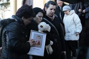 Ultimul drum pentru Alexandra, fetiţa ucisă de tatăl ei în Tarniţa FOTO / VIDEO