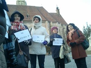 Doar câteva mămici protestează la Cluj împotriva clasei pregătitoare FOTO / VIDEO