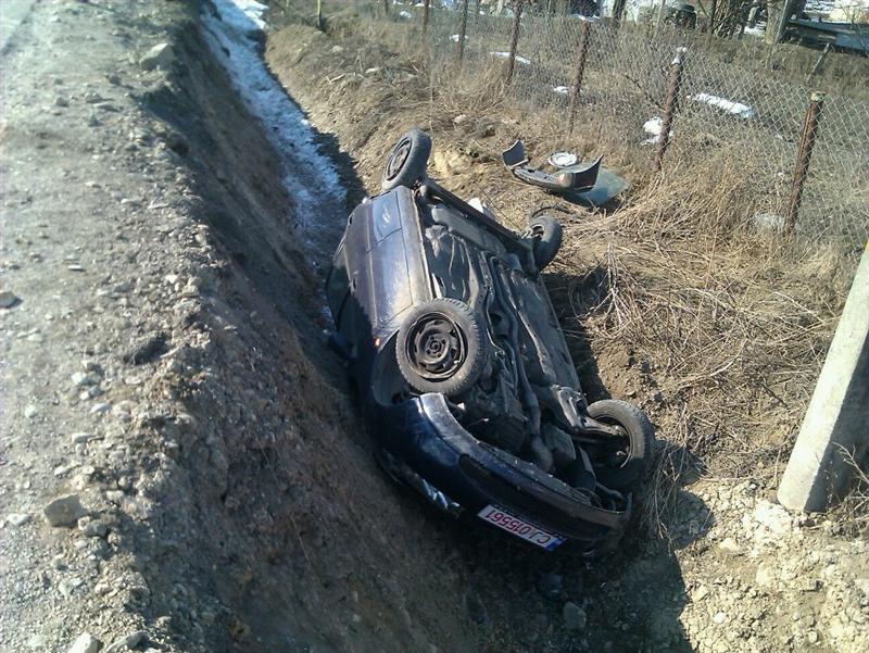 Maşină răsturnată în şanţ, în localitatea Coplean