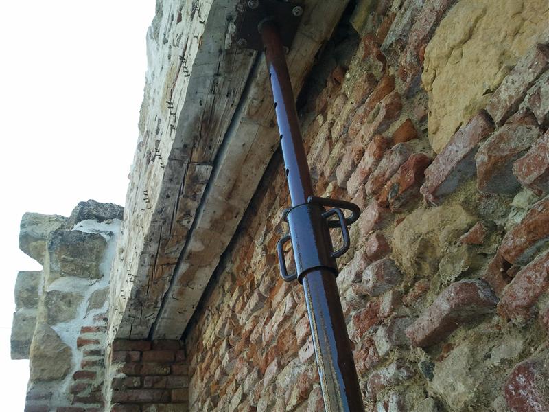Arhitecţii despre zidul Cetăţii, sprijinit româneşte cu un pop metalic: 