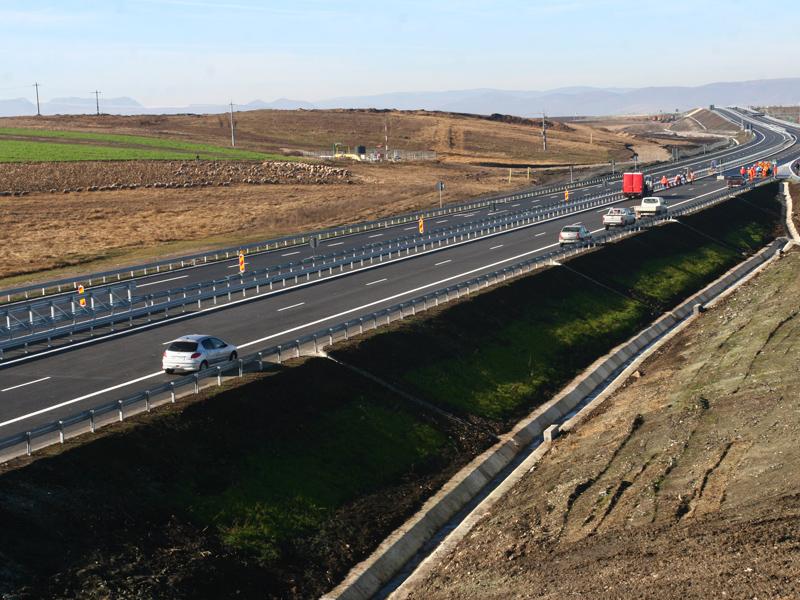 Fabricile şi depozitele se aşază lângă drumuri
