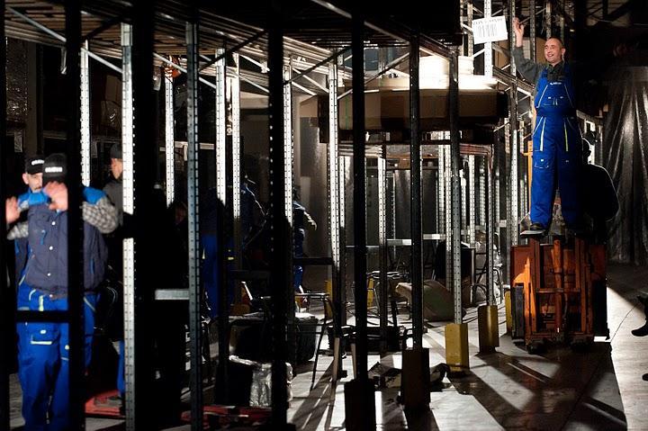 Piesă de teatru despre scaune, într-o fabrică de scaune la Cluj
