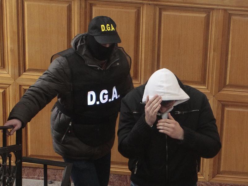 Poliţiştii acuzaţi de luare de mită, “traşi pe dreapta” de conducere