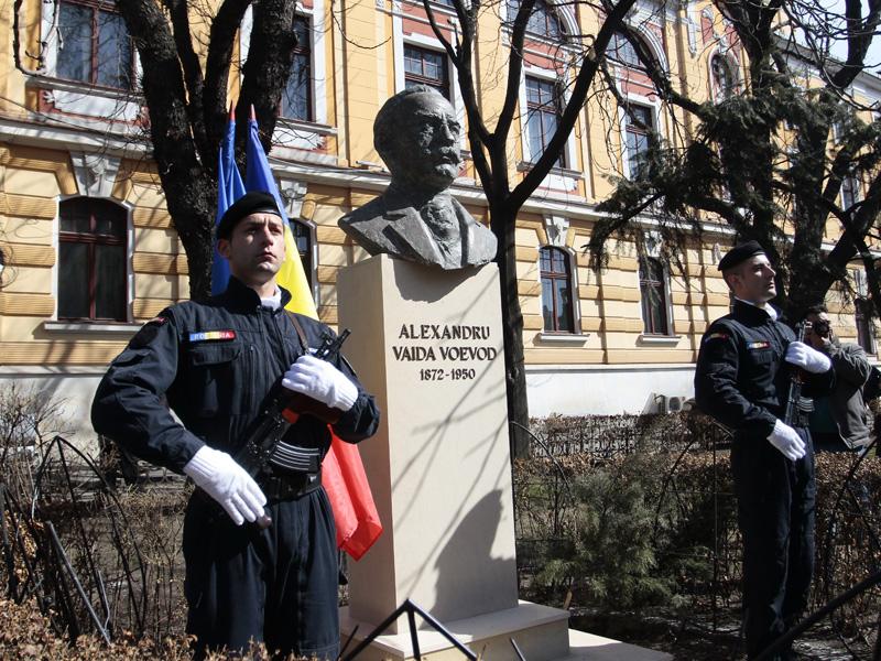 Bustul lui Alexandru Vaida Voevod, mai mare pentru a se vedea de copaci