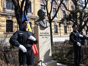 Bustul lui Alexandru Vaida Voevod, mai mare pentru a se vedea de copaci