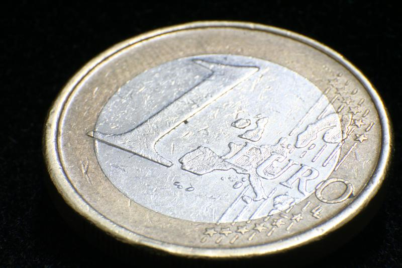Leul, în cădere liberă. Nou maxim istoric: 4,3794 lei/euro VIDEO