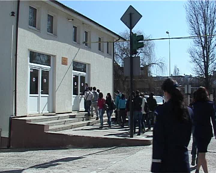 Porţi deschise la Şcoala de Poliţie din Cluj; sute de elevi au vizitt instituţia VIDEO