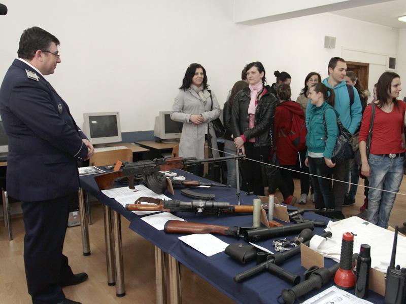 Se pregătesc noi agenţi de poliţie, deşi proaspeţii absolvenţi sunt şomeri