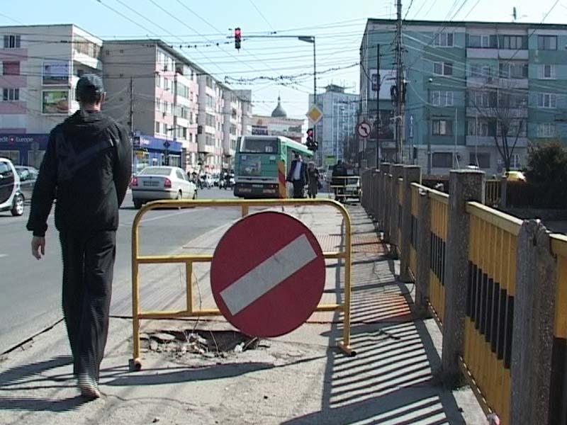 Un pod din centrul Clujului se dezintegrează