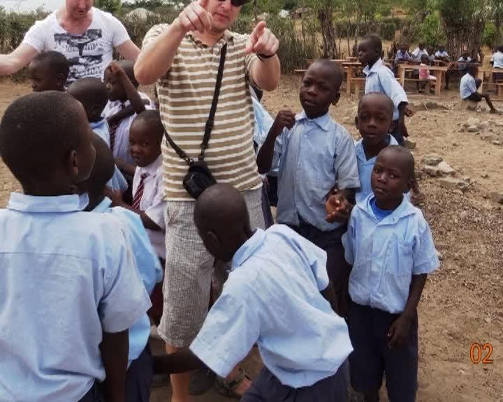 Patru orfani din Cluj sprijină, din puţinul lor, tinerii orfani din Kenya VIDEO
