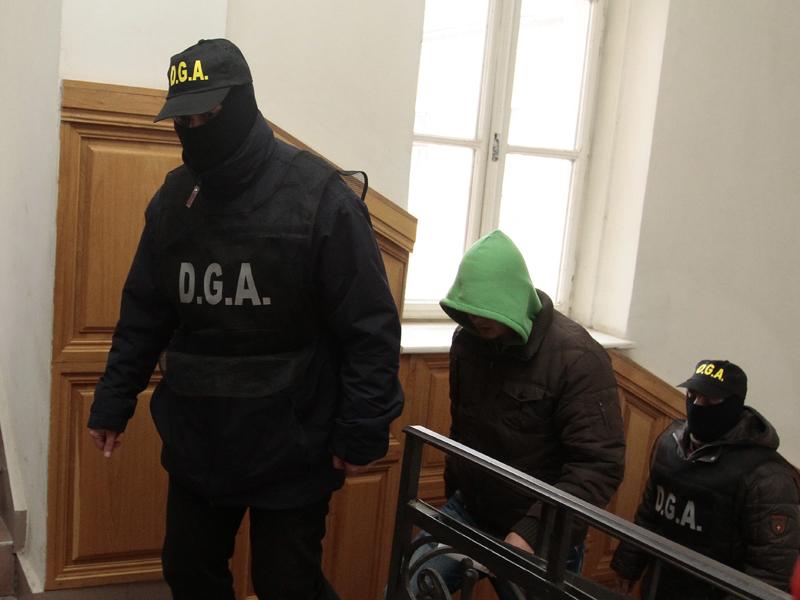 Poliţiştii acuzaţi de şpagă, cercetaţi în libertate