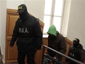Poliţiştii acuzaţi de şpagă, cercetaţi în libertate