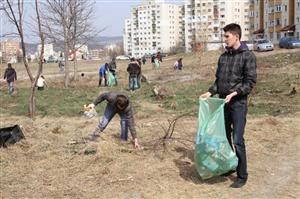 Elevii clujeni au curăţat oraşul de gunoaie 