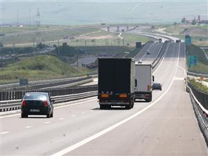 Hale şi fabrici noi aşezate lângă autostradă