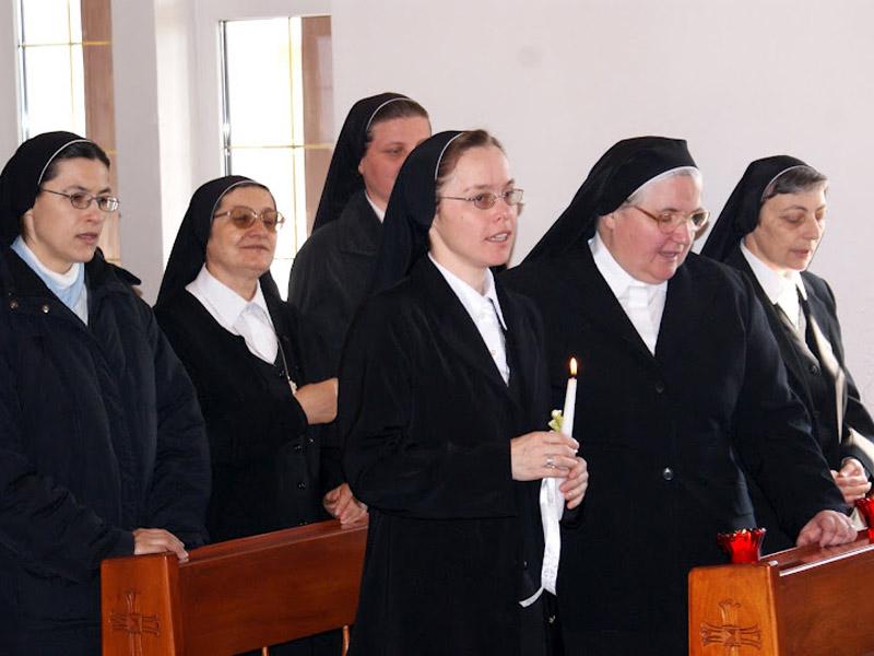 SUPLIMENT BUNAVESTIRE -aleasă sărbătoare pentru surorile de la Mănăstirea Maicii Domnului şi Mănăstirea Sfânta Macrina din Cluj-Napoca 