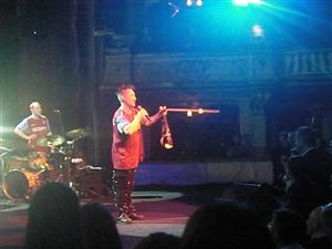 Punk-erul care a “aruncat în aer” Teatrul Naţional 