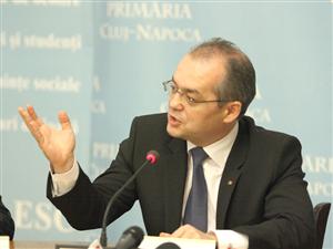 Emil Boc, strâns cu uşa... Primăriei
