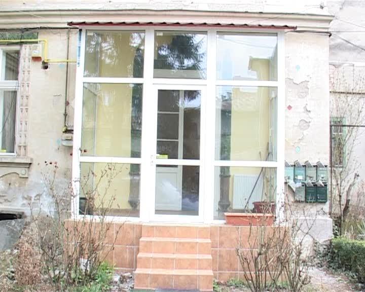 A păcălit sute de persoane, apoi a închis firma şi a dispărut cu banii VIDEO