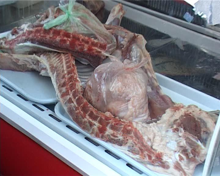 Un magazin ce vindea carne de miel, închis de Protecţia Consumatorilor VIDEO