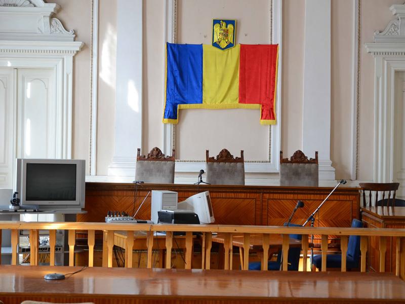 Avocaţii cer să fie la fel de înalţi ca procurorii