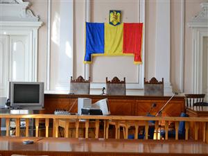 Avocaţii cer să fie la fel de înalţi ca procurorii