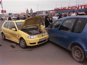 Înghesuiala la cumpărături de Paşte duce la accidente: trei maşini implicate într-un accident la mall, o persoană a fost rănită FOTO / VIDEO