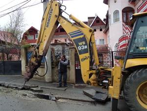 Doi muncitori care lucrau în Dâmbu Rotund au luat foc după ce au atins un cablu electric. Zona a rămas fără curent FOTO