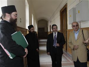 Asociaţia arhiepiscopului, acuzată că a adus cărţi funciare “cu roaba”