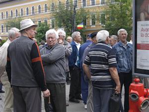 Coadă la tribunal pentru recuperarea banilor reţinuţi din pensii