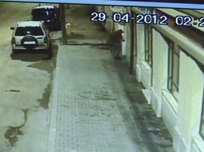 A vrut să spargă o vulcanizare din Dej, dar a adormit de beat ce era. Vezi imaginile camerelor de supraveghere