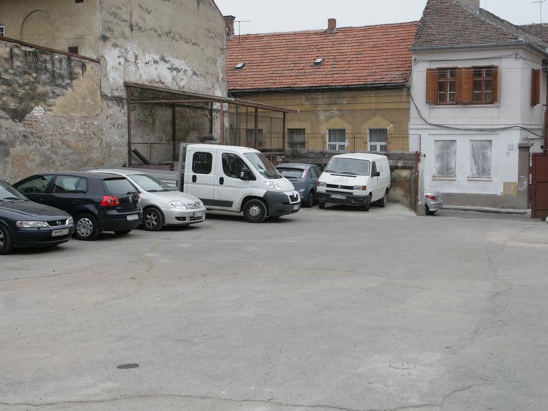 Curtea unei şcoli, transformată în parcare