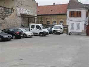 Curtea unei şcoli, transformată în parcare