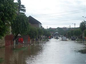 Avertizare meteo: Grindină şi furtună în zona de sud-vest a judeţului. Circulaţia a fost blocată în Negreni