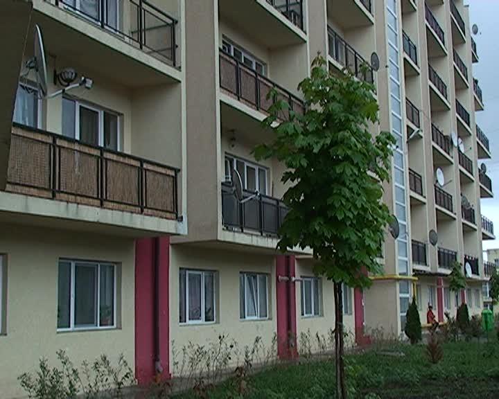 Tavanul unui apartament din Baciu le-a căzut ocupanţilor în cap VIDEO