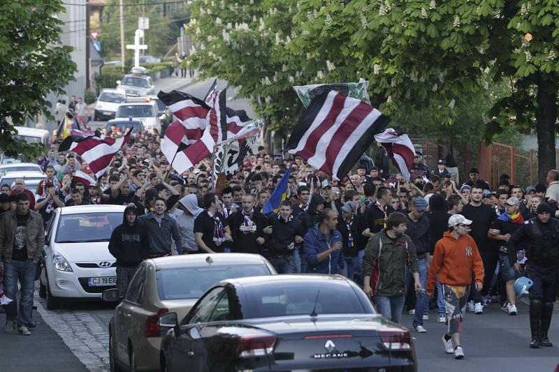 GALERIE FOTO Derby-ul Clujului e LIVE TEXT pe ziuadecj.ro. Penalty pentru CFR, e 1-0. Bătaie generală, meciul a fost SUSPENDAT
