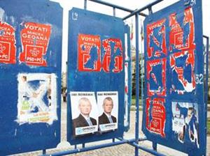 Doi tineri, amendaţi pentru că lipeau ilegal afişe electorale  