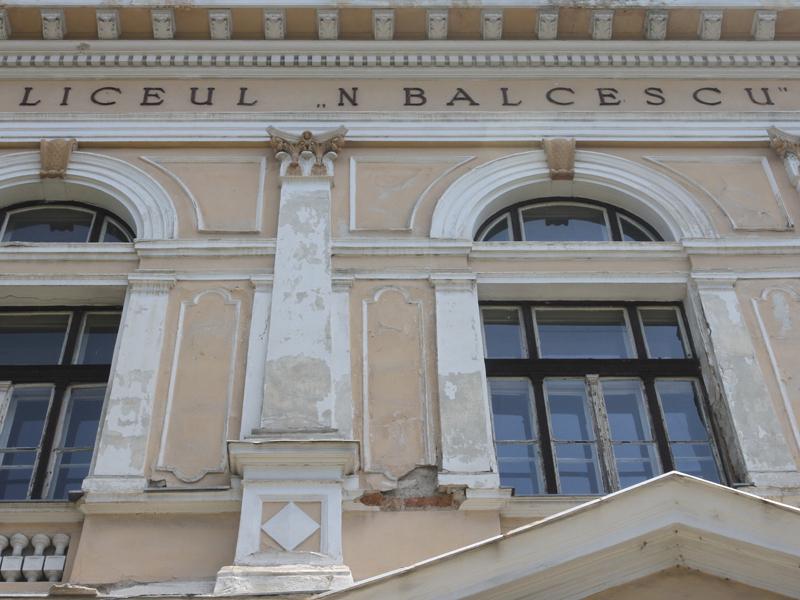 Şcoală de elită cu faţada în prăbuşire