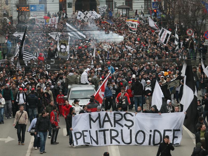 Fanii Universităţii ies din nou în stradă