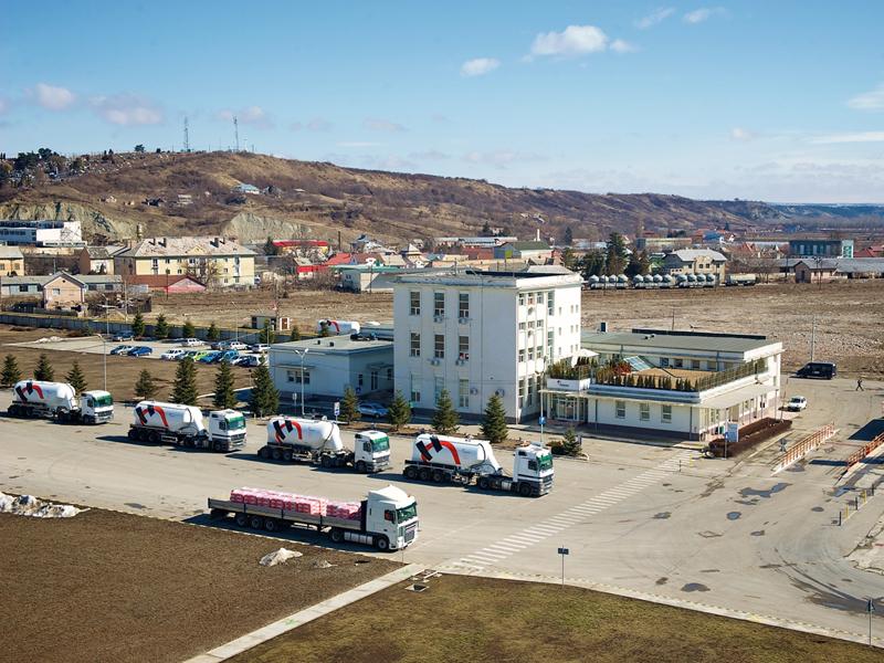Holcim extinde laboratorul, dar ţine “adormită” fabrica nouă