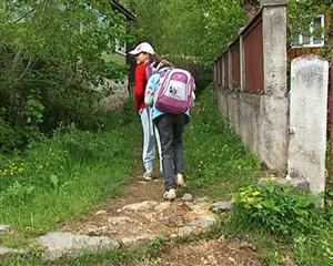 Cum ajung elevii de la munte la şcoală: parcurg 6 kilometri zilnic pe jos VIDEO