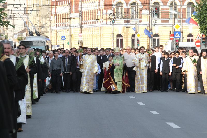 Mii de oameni la procesiunea de Rusalii FOTO/VIDEO