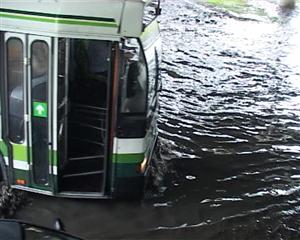 Ploaia torenţială a transformat străzile din Cluj în râuri VIDEO