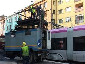 Lupta electorală se mută în tramvaiul mov