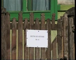 Secţia de votare de acasă. Un sătean din Moara de Pădure îi primeşte pe alegători la el acasă VIDEO