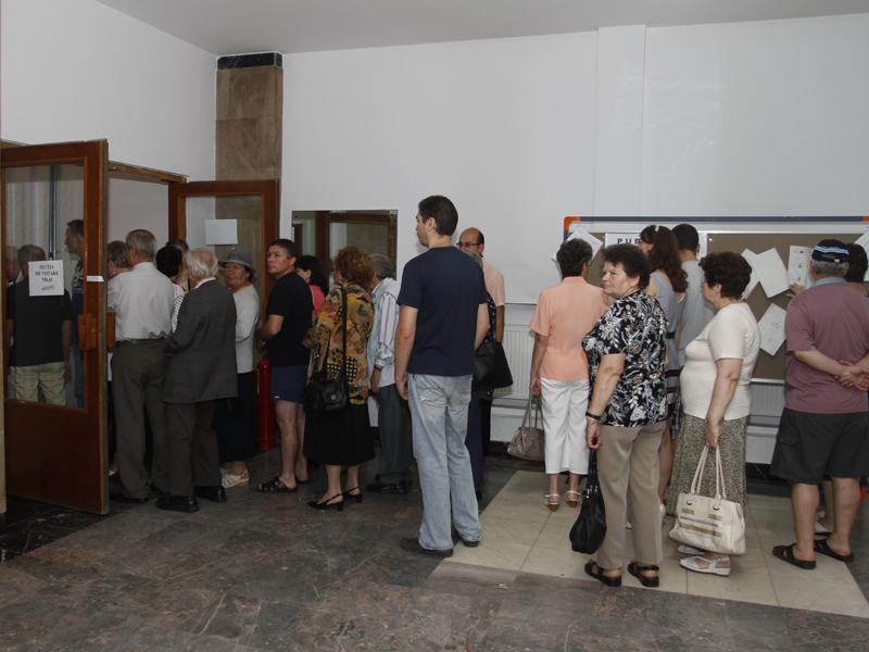Ziua zero a votului: clujenii la coadă, politicienii authtoni contabilizează morţii, viii şi vlăjganii cu ceafa lată