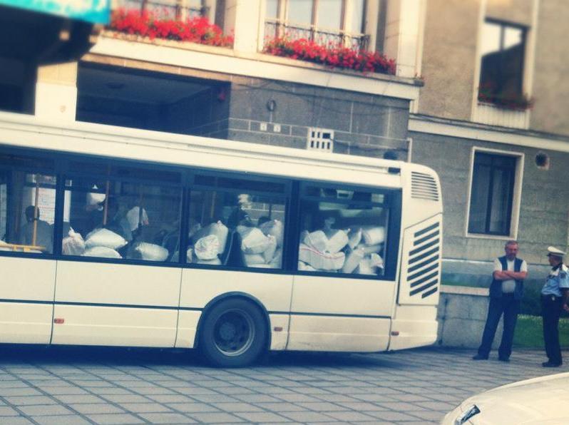 Buletinele de vot, transportate de la BEJ cu autobuzul RATUC