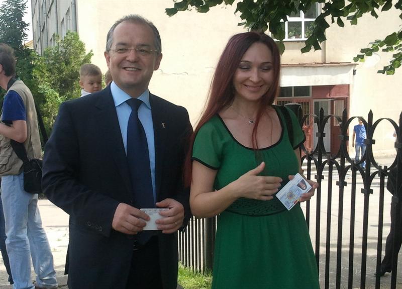 Boc a sărbătorit victoria în alegeri cu tinerii democrat-liberali şi conducerea PDL Cluj