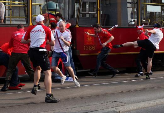 Bătăi violente înainte de meciul Polonia - Rusia 1-1. Poliţia a arestat 100 de huligani VIDEO