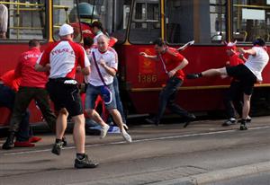 Bătăi violente înainte de meciul Polonia - Rusia 1-1. Poliţia a arestat 100 de huligani VIDEO