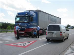 Accident la Gherla: un autocamion a distrus o Dacie, însă nimeni nu a fost rănit FOTO / VIDEO